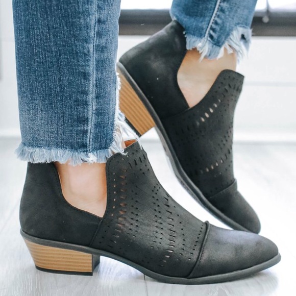 LAST 1🖤cutout ankle booties black tan low heel - Picture 2 of 7